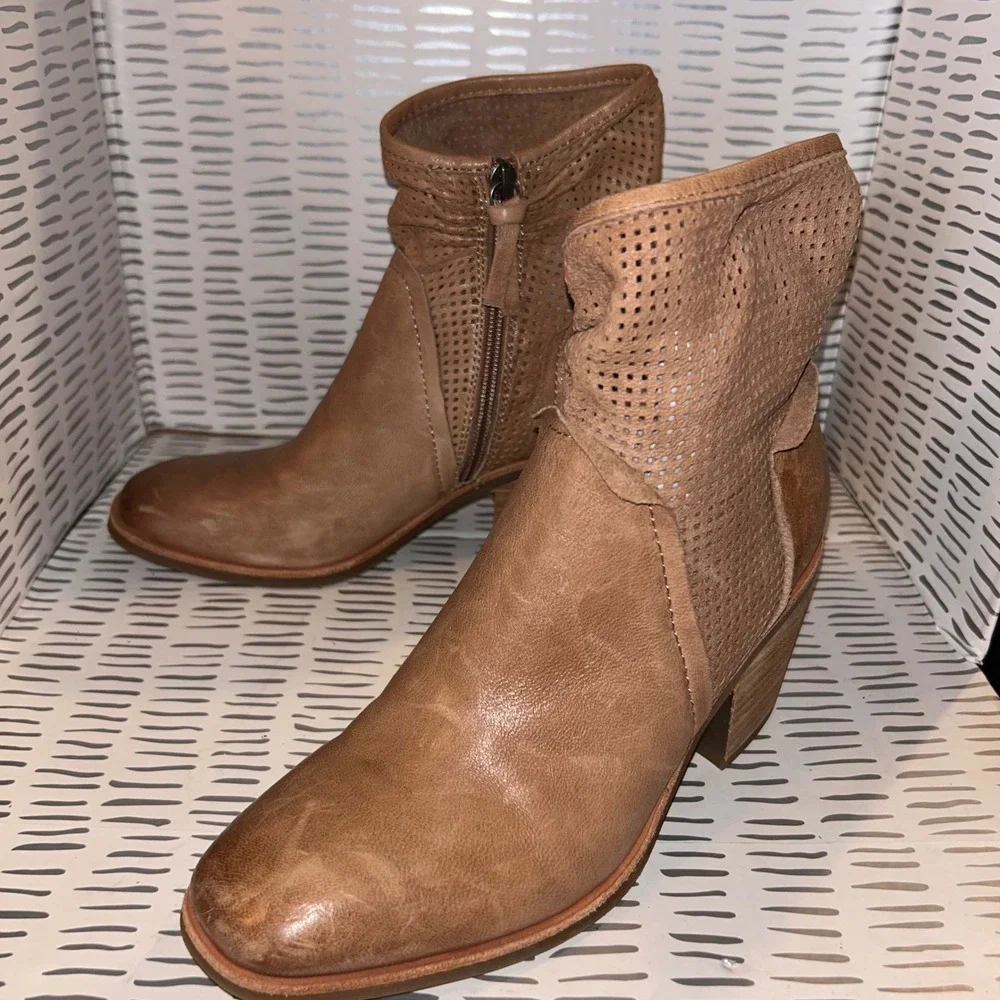 Sofft Chantey Tan Leather‎ Perforated Ankle Boots Womens Size 7M Zip Booties